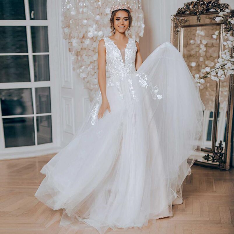 Deep V Neck A Line Lace Wedding Dress Appliqued Brial Gowns Sweep Train Corset Back Tulle Plus Size Bride Dresses