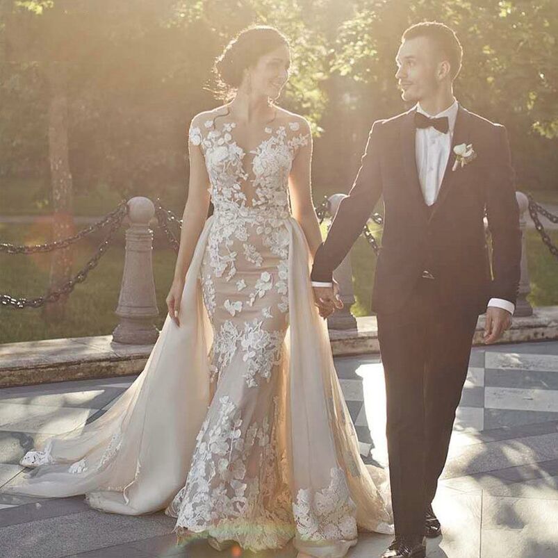 Jewel Neck Short Sleeves Lace Mermaid Wedding Dresses with Detachable Train Appliqued Backless Tulle Bridal Gowns