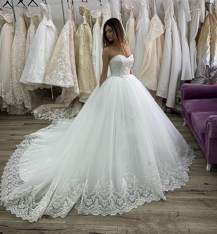 Vintage Strapless Ball Gown Lace Wedding Dresses with Bow Tie Appliques Court Train Tulle Wedding Bridal Gowns